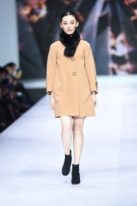 October 28, 2016 - Beijing, Beijing, China - Beijing,CHINA-October 28 2016: (EDITORIAL USE ONLY. CHINA OUT) ..A model presents a creation of the online shopping platform 10fur.com at China Fashion Week (S S 2017) in Beijing, October 28th, 2016. Beijing China  - ZUMAs145 20161028_zaa_s145_059
