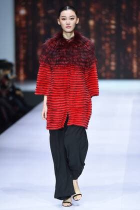 October 28, 2016 - Beijing, Beijing, China - Beijing,CHINA-October 28 2016: (EDITORIAL USE ONLY. CHINA OUT) ..A model presents a creation of the online shopping platform 10fur.com at China Fashion Week (S S 2017) in Beijing, October 28th, 2016. Beijing China  - ZUMAs145 20161028_zaa_s145_077
