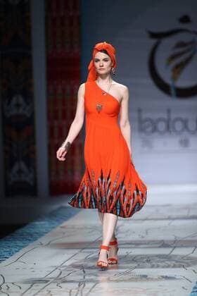 October 27, 2016 - Beijing, Beijing, China - Beijing,CHINA-October 27 2016: (EDITORIAL USE ONLY. CHINA OUT) ..A model presents a creation designed by designer Tao Tao at China Fashion Week in Beijing, October 27th, 2016.The fashion show is themed with Loulan Kingdom, which was an ancient kingdom based around an important oasis city along the Silk Road on the northeastern edge of the Lop Desert in China. Beijing China  - ZUMAs145 20161027_zaa_s145_209