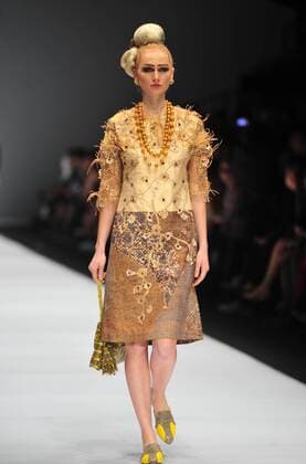 A model presents a creation by Indonesian designer Musa Widyatmodjo on the last day of Jakarta Fashion Week 2017 in Jakarta, Indonesia, Oct. 28, 2016. Jakarta Fashion Week 2017 runs from Oct. 22 to 28. ) (zjy) INDONESIA-JAKARTA-JAKARTA FASHION WEEK 2017 Zulkarnain 