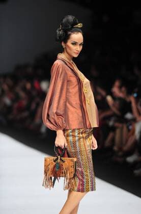 A model presents a creation by Indonesian designer Musa Widyatmodjo on the last day of Jakarta Fashion Week 2017 in Jakarta, Indonesia, Oct. 28, 2016. Jakarta Fashion Week 2017 runs from Oct. 22 to 28. ) (zjy) INDONESIA-JAKARTA-JAKARTA FASHION WEEK 2017 Zulkarnain 