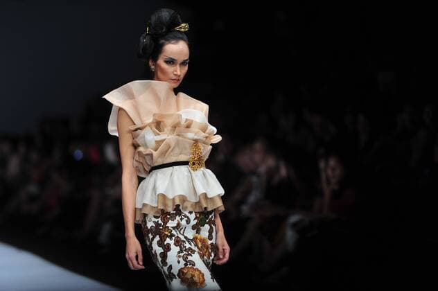A model presents a creation by Indonesian designer Musa Widyatmodjo on the last day of Jakarta Fashion Week 2017 in Jakarta, Indonesia, Oct. 28, 2016. Jakarta Fashion Week 2017 runs from Oct. 22 to 28. ) (zjy) INDONESIA-JAKARTA-JAKARTA FASHION WEEK 2017 Zulkarnain 