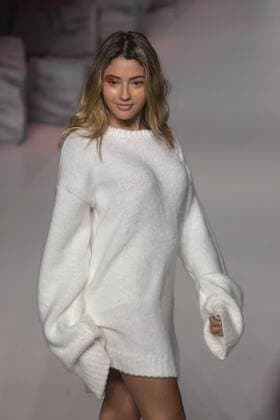 A model presents the creations of Coca-Cola Jeans during a fashion show of Sao Paulo Fashion Week in Sao Paulo, Brazil, 28 October 2016. EFE Sebastiao Moreira SAO PAULO FASHION WEEK !ACHTUNG: NUR REDAKTIONELLE NUTZUNG!  SAO001 20161029-636133032407373175