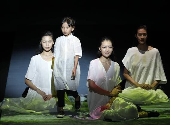 Models present creations by designer Li Zhen during the China Fashion Week in Beijing, capital of China, Oct. 28, 2016. ) (ry) CHINA-BEIJING-FASHION WEEK (CN) ChenxJianli 