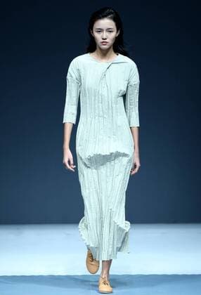 A model presents a creation by designer Li Zhen during the China Fashion Week in Beijing, capital of China, Oct. 28, 2016. ) (ry) CHINA-BEIJING-FASHION WEEK (CN) ChenxJianli 