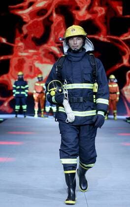A model presents a safety protection uniform of the brand SWOTO by designer Liu Wei during the China Fashion Week in Beijing, capital of China, Oct. 28, 2016. ) (ry) CHINA-BEIJING-FASHION WEEK(CN) ChenxJianli 