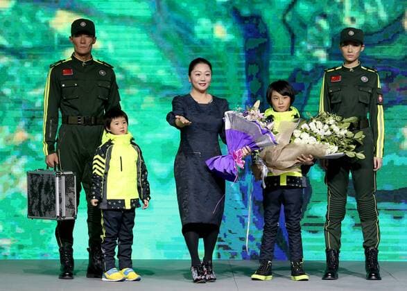 Designer Liu Wei (C) and models greet the audience at the SWOTO collection of safety protection uniforms during the China Fashion Week in Beijing, capital of China, Oct. 28, 2016. ) (ry) CHINA-BEIJING-FASHION WEEK(CN) ChenxJianli 
