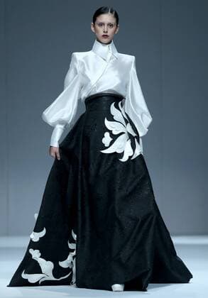 A model presents a creation of Maryma haute couture collection during the China Fashion Week in Beijing, capital of China, Oct. 28, 2016. ) (ry) CHINA-BEIJING-FASHION WEEK(CN) ChenxJianli 