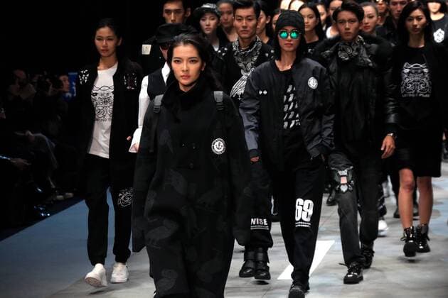 Models present creations by designer Liu Yong during the China Fashion Week in Beijing, capital of China, Oct. 28, 2016. ) (ry) CHINA-BEIJING-FASHION WEEK (CN) LixMingfang 
