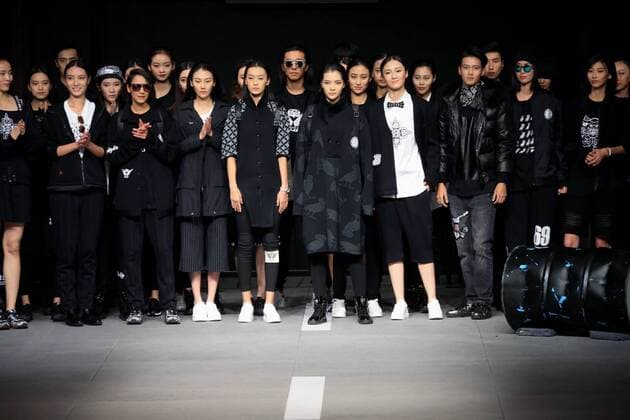 Models present creations by designer Liu Yong during the China Fashion Week in Beijing, capital of China, Oct. 28, 2016. ) (ry) CHINA-BEIJING-FASHION WEEK (CN) LixMingfang 