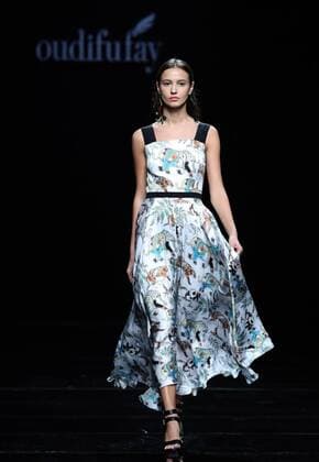 (161029) -- BEIJING, Oct. 29, 2016 -- A model presents a creation designed by Li Zuliang during the China Fashion Week in Beijing, capital of China, Oct. 29, 2016. ) (wsw) CHINA-BEIJING-FASHION WEEK (CN) ChenxJianli 
