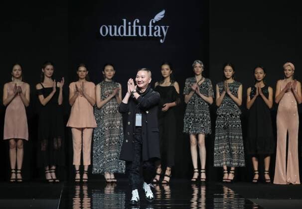 (161029) -- BEIJING, Oct. 29, 2016 -- Designer Li Zuliang and models present his creations during the China Fashion Week in Beijing, capital of China, Oct. 29, 2016. ) (wsw) CHINA-BEIJING-FASHION WEEK (CN) ChenxJianli 