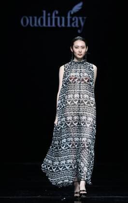 (161029) -- BEIJING, Oct. 29, 2016 -- A model presents a creation designed by Li Zuliang during the China Fashion Week in Beijing, capital of China, Oct. 29, 2016. ) (wsw) CHINA-BEIJING-FASHION WEEK (CN) ChenxJianli 
