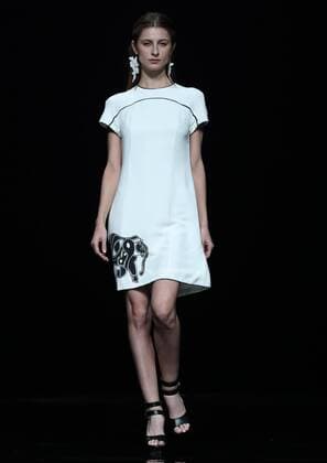 (161029) -- BEIJING, Oct. 29, 2016 -- A model presents a creation designed by Li Zuliang during the China Fashion Week in Beijing, capital of China, Oct. 29, 2016. ) (wsw) CHINA-BEIJING-FASHION WEEK (CN) ChenxJianli 