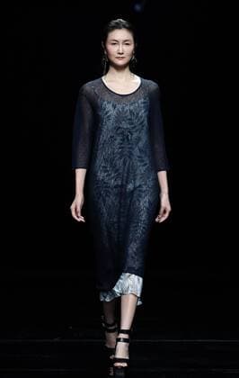 (161029) -- BEIJING, Oct. 29, 2016 -- A model presents a creation designed by Li Zuliang during the China Fashion Week in Beijing, capital of China, Oct. 29, 2016. ) (wsw) CHINA-BEIJING-FASHION WEEK (CN) ChenxJianli 