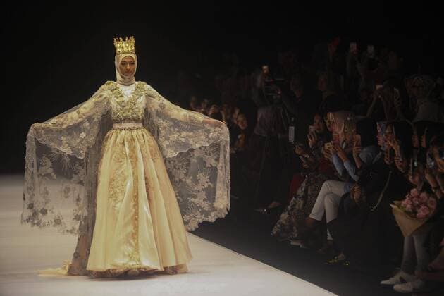 October 28, 2016 - Jakarta, Jakarta, Indonesia - A model walks on the runway to present Indonesian Muslim designer, Anniesa Hasibuan during the Jakarta Fashion Week in Jakarta, Indonesia, on October 28, 2016. Anniesa Hasibuan, 30, has made history by presenting the first ever collection at New York Fashion Week (NYFW) last month to feature hijabs in every look. She also the first Indonesian to have a show at an official NYFW venue. Her collection, called D Jakarta, featured headscarves in gold, silver and pink, metallic silver and gold long skirts, beaded shiny jackets and silky pants. Jakarta Indonesia - ZUMAn230 20161028_zaa_n230_319