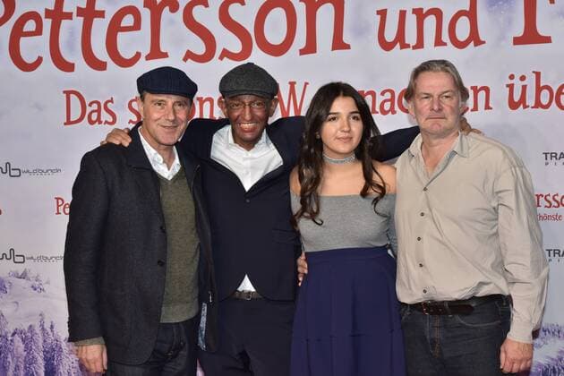 Der Schauspieler Stefan Kurt, l-r, der Regisseur Ali Samadi Ahadi Die Sprecherin Roxana Samadi, und Schauspieler Max Herbrechter, posiert am 29.10.2016 in Köln bei der Premiere des Films Pettersson und Findus - Das schönste Weihnachten überhaupt im Cinedom in Köln.