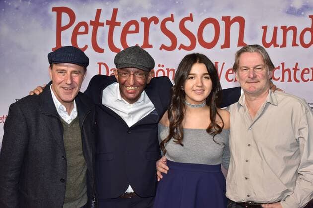 Bilder des Tages Der Schauspieler Stefan Kurt, l-r, der Regisseur Ali Samadi Ahadi Die Sprecherin Roxana Samadi, und Schauspieler Max Herbrechter, posiert am 29.10.2016 in Köln bei der Premiere des Films Pettersson und Findus - Das schönste Weihnachten überhaupt im Cinedom in Köln.
