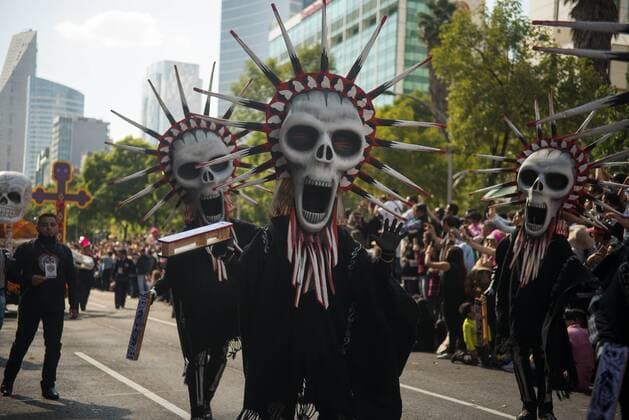 October 29, 2016 - Mexico City, Mexico City, MX - Mexico City held its first Day of the Dead parade on Saturday, complete with floats, giant skeleton marionettes and more than 1,000 actors, dancers and acrobats in costumes. Mexico City MX - ZUMAa136 20161029_zap_a136_011