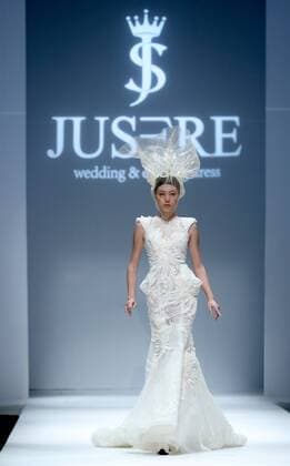 China Fashion Week - Jusere Modenschau A model presents a creation of wedding and evening dress by designer Wei Qiying during the China Fashion Week in Beijing, capital of China, Oct. 29, 2016. ) (ry) CHINA-BEIJING-FASHION WEEK (CN) ChenxJianli 
