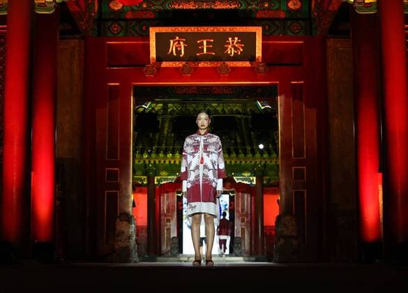A model presents a creation by designer Zeng Fengfei during the China Fashion Week in Beijing, capital of China, Oct. 29, 2016. ) (ry) CHINA-BEIJING-FASHION WEEK (CN) CaixYang 