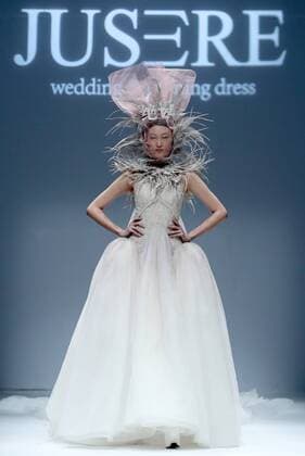 China Fashion Week - Jusere Modenschau A model presents a creation of wedding and evening dress by designer Wei Qiying during the China Fashion Week in Beijing, capital of China, Oct. 29, 2016. ) (ry) CHINA-BEIJING-FASHION WEEK (CN) ChenxJianli 