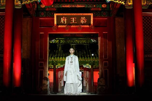 A model presents a creation by designer Zeng Fengfei during the China Fashion Week in Beijing, capital of China, Oct. 29, 2016. ) (ry) CHINA-BEIJING-FASHION WEEK (CN) CaixYang 
