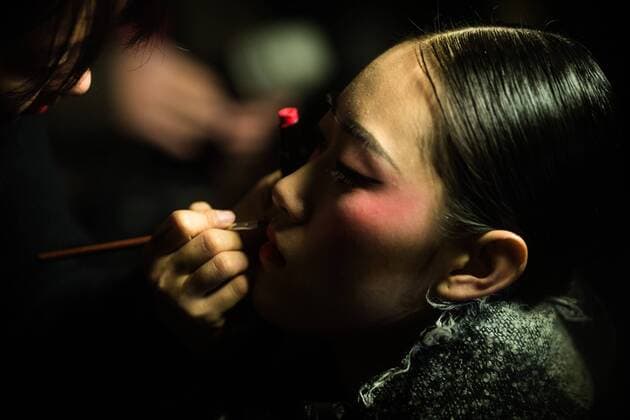 A model makes up before attending a fashion show during the China Fashion Week in Beijing, capital of China, Oct. 29, 2016. ) (ry) CHINA-BEIJING-FASHION WEEK (CN) ZhangxFan 