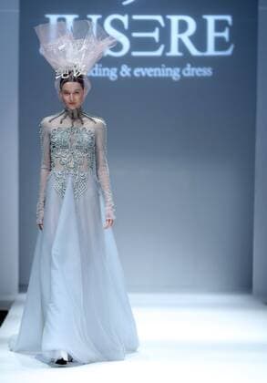 China Fashion Week - Jusere Modenschau A model presents a creation of wedding and evening dress by designer Wei Qiying during the China Fashion Week in Beijing, capital of China, Oct. 29, 2016. ) (ry) CHINA-BEIJING-FASHION WEEK (CN) ChenxJianli 