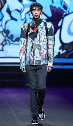 A model presents a creation by designer Richard Li, a winner of China fashion designer creative awards, during the China Fashion Week in Beijing, capital of China, Oct. 29, 2016. ) (ry) CHINA-BEIJING-FASHION WEEK (CN) ChenxJianli 