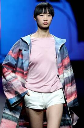 A model presents a creation by designer Richard Li, a winner of China fashion designer creative awards, during the China Fashion Week in Beijing, capital of China, Oct. 29, 2016. ) (ry) CHINA-BEIJING-FASHION WEEK (CN) ChenxJianli 