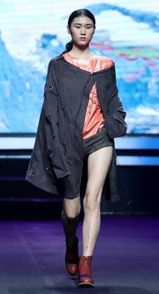 A model presents a creation by designer Richard Li, a winner of China fashion designer creative awards, during the China Fashion Week in Beijing, capital of China, Oct. 29, 2016. ) (ry) CHINA-BEIJING-FASHION WEEK (CN) ChenxJianli 