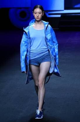 A model presents a creation by designer Richard Li, a winner of China fashion designer creative awards, during the China Fashion Week in Beijing, capital of China, Oct. 29, 2016. ) (ry) CHINA-BEIJING-FASHION WEEK (CN) LixMingfang 