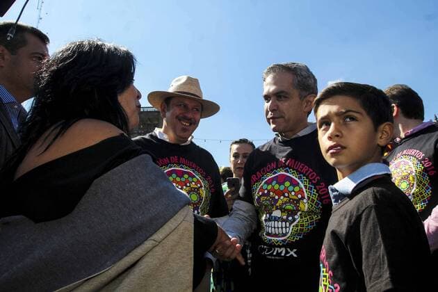Day of the Dead Parade in Mexiko Stadt October 29, 2016 - Mexico - EUM20161029CUL05.JPG.CIUDAD DE MEXICO Traditions Tradiciones-Dia de Muertos Ofrendas.- El jefe de Gobierno de la Ciudad de Mexico, Miguel Angel Mancera Espinosa, en compania del secretario de Cultura capitalino -sombrero- en la inauguracion de la exposicion monumental de las tradicionales ofrendas del Dia de Muertos organizada por la artista plastica Betsabee Romero -de espaldas- en el Zocalo capitalino, el sabado 29 de octubre de 2016.  - ZUMAu78_ 20161029_zaf_u78_028