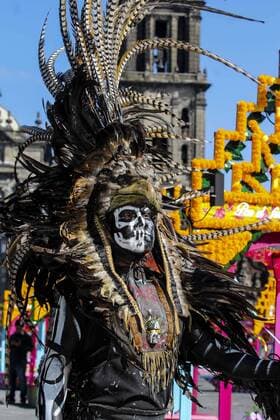 Day of the Dead Parade in Mexiko Stadt October 29, 2016 - Mexico - EUM20161029CUL07.JPG.CIUDAD DE MEXICO Traditions Tradiciones-Dia de Muertos Ofrendas.- Inauguracion de la exposicion monumental de las tradicionales ofrendas del Dia de Muertos organizada por la artista plastica Betsabee Romero en el Zocalo capitalino, el sabado 29 de octubre de 2016. El evento estuvo encabezado por el jefe de gobierno de la Ciudad de Mexico, Miguel Angel Mancera Espinosa.  - ZUMAu78_ 20161029_zaf_u78_029