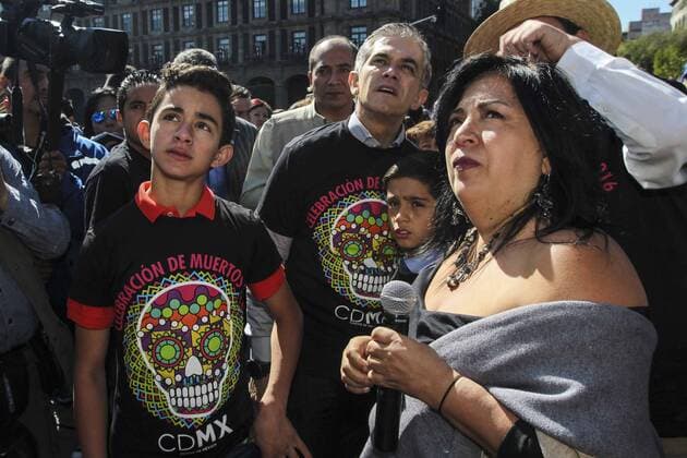 Day of the Dead Parade in Mexiko Stadt October 29, 2016 - Mexico - EUM20161029CUL04.JPG.CIUDAD DE MEXICO Traditions Tradiciones-Dia de Muertos Ofrendas.- El jefe de Gobierno de la Ciudad de Mexico, Miguel Angel Mancera Espinosa, en la inauguracion de la exposicion monumental de las tradicionales ofrendas del Dia de Muertos organizada por la artista plastica Betsabee Romero -al microfono- en el Zocalo capitalino, el sabado 29 de octubre de 2016.  - ZUMAu78_ 20161029_zaf_u78_030