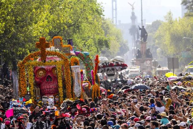 Day of the Dead Parade in Mexiko Stadt October 29, 2016 - Mexico - EUM20161029NAC04.JPG .CIUDAD DE MEXICO TraditionsTradiciones-CDMX.- Aspectos del primer Magno Desfile de Dia de Muertos, 29 de octubre de 2016.  - ZUMAu78_ 20161029_zaf_u78_083