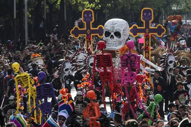 Day of the Dead Parade in Mexiko Stadt October 29, 2016 - Mexico - MILES DE GENTES VEN PASAR EL DESFILE DE DIA DE MUERTOS POR PASEO DE LA REFORMA, CIUDAD, 20161029. FOTO: GERMAN GARCIA Mexico  - ZUMAu78_ 20161029_zaf_u78_084