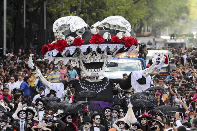 Day of the Dead Parade in Mexiko Stadt October 29, 2016 - Mexico - EUM20161029NAC11.JPG .CIUDAD DE MEXICO TraditionsTradiciones-CDMX.- Aspectos del primer Magno Desfile de Dia de Muertos, 29 de octubre de 2016.  - ZUMAu78_ 20161029_zaf_u78_093