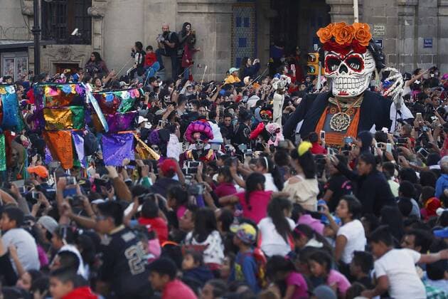 Day of the Dead Parade in Mexiko Stadt October 29, 2016 - Mexico - EUM20161029NAC24.JPG.CIUDAD DE MEXICO Traditions Tradiciones-CDMX Dia de Muertos.- Aspectos del primer Magno Desfile del Dia de Muertos este sabado 29 de octubre de 2016 en la Ciudad de Mexico. El evento, que reunio a mas 250 mil personas, exhibio la utileria usada en la filmacion de la pelicula Spectre de James Bond en 2015.  - ZUMAu78_ 20161029_zaf_u78_103