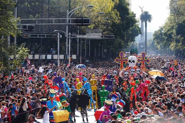 Day of the Dead Parade in Mexiko Stadt October 29, 2016 - Mexico - EUM20161029NAC23.JPG.CIUDAD DE MEXICO Traditions Tradiciones-CDMX Dia de Muertos.- Aspectos del primer Magno Desfile del Dia de Muertos este sabado 29 de octubre de 2016 en la Ciudad de Mexico. El evento, que reunio a mas 250 mil personas, exhibio la utileria usada en la filmacion de la pelicula Spectre de James Bond en 2015.  - ZUMAu78_ 20161029_zaf_u78_105