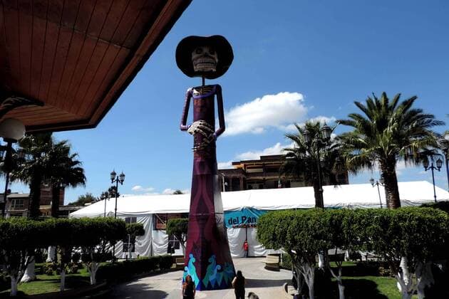 Day of the Dead Parade in Mexiko Stadt October 29, 2016 - Mexico - EUM20161029ACT12.JPG.TULTEPEC, Mex., Traditions Tradiciones-Catrina Tultepec.- Una Catrina de 15 metros de altura es instalada en la explanada del municipio de Tultepec el sabado 29 de octubre de 2016 con motivo del Dia de Muertos. Autoridades esperan que para el proximo ano la imagen sea de 18 metros de largo para asi somprer el Record Guinnes.  - ZUMAu78_ 20161029_zaf_u78_119