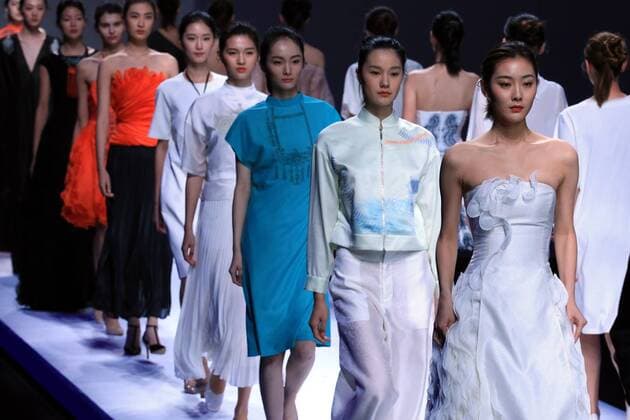 Models display creations of Sun Xuefei during the China Fashion Week in Beijing, capital of China, Oct. 30, 2016. ) (zhs) CHINA-BEIJING-FASHION WEEK (CN) LixMingfang 