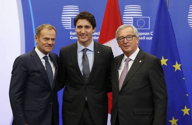 EU-Kanada-Gipfel in Brüssel (161030) -- BRUSSELS, Oct. 30, 2016 -- European Council President Donald Tusk (L), European Commission President Jean-Claude Juncker (R) and Canadian Prime Minister Justin Trudeau pose for photos at EU-Canada Summit to sign the Comprehensive Economic and Trade Agreement (CETA) in Brussels, Belgium, Oct. 30, 2016. )(zhf) BELGIUM-BRUSSELS-EU-CANADA-SUMMIT-CETA YexPingfan 