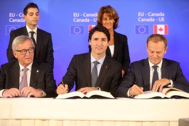 Themen der Woche Bilder des Tages EU und Kanada besiegeln CETA European Commission President Jean-Claude Juncker, Canadian Prime Minister Justin Trudeau and European Council President Donald Tusk pictured during the EU-Canada summit meeting, Sunday 30 October 2016, at the European Union headquarters in Brussels. EU leaders and Canada will sign at Today s summit the Comprehensive Economic and Trade Agreement (CETA). The signing of the treaty was delayed by the refusal of the Belgian Walloon and Brussels Region.  NICOLASxMAETERLINCK 04969261