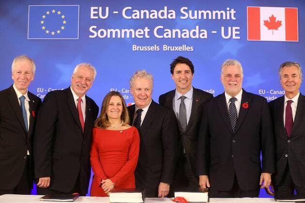 EU und Kanada besiegeln CETA Canadian Prime Minister Justin Trudeau (3R) and with the Canadian delegation pictured during the EU-Canada summit meeting, Sunday 30 October 2016, at the European Union headquarters in Brussels. EU leaders and Canada will sign at Today s summit the Comprehensive Economic and Trade Agreement (CETA). The signing of the treaty was delayed by the refusal of the Belgian Walloon and Brussels Region.  NICOLASxMAETERLINCK 04969256