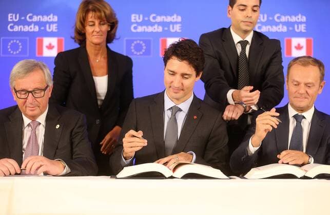 EU und Kanada besiegeln CETA European Commission President Jean-Claude Juncker, Canadian Prime Minister Justin Trudeau and European Council President Donald Tusk pictured during the EU-Canada summit meeting, Sunday 30 October 2016, at the European Union headquarters in Brussels. EU leaders and Canada will sign at Today s summit the Comprehensive Economic and Trade Agreement (CETA). The signing of the treaty was delayed by the refusal of the Belgian Walloon and Brussels Region.  NICOLASxMAETERLINCK 04969245