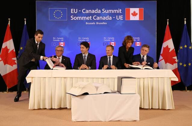 EU und Kanada besiegeln CETA European Commission President Jean-Claude Juncker, Canadian Prime Minister Justin Trudeau, European Council President Donald Tusk and Slovakia Prime Minister Robert Fico pictured during the EU-Canada summit meeting, Sunday 30 October 2016, at the European Union headquarters in Brussels. EU leaders and Canada will sign at Today s summit the Comprehensive Economic and Trade Agreement (CETA). The signing of the treaty was delayed by the refusal of the Belgian Walloon and Brussels Region.  NICOLASxMAETERLINCK 04969272