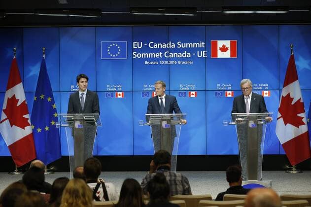 EU und Kanada besiegeln CETA (161030) -- BRUSSELS, Oct. 30, 2016 -- Canadian Prime Minister Justin Trudeau (L), European Council President Donald Tusk (C) and European Commission President Jean-Claude Juncker attend a press conference after the EU-Canada Summit in Brussels, Belgium, Oct. 30, 2016. The European Union (EU) and Canada signed the Comprehensive Economic and Trade Agreement, or CETA, on Sunday in the wake of a weeks-long Belgian drama. )(nxl) BELGIUM-BRUSSELS-EU-CANADA-SUMMIT-CETA YexPingfan 