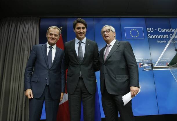 EU und Kanada besiegeln CETA (161030) -- BRUSSELS, Oct. 30, 2016 -- Canadian Prime Minister Justin Trudeau (C), European Council President Donald Tusk (L) and European Commission President Jean-Claude Juncker pose for pictures after the EU-Canada Summit in Brussels, Belgium, Oct. 30, 2016. The European Union (EU) and Canada signed the Comprehensive Economic and Trade Agreement, or CETA, on Sunday in the wake of a weeks-long Belgian drama. )(nxl) BELGIUM-BRUSSELS-EU-CANADA-SUMMIT-CETA YexPingfan 